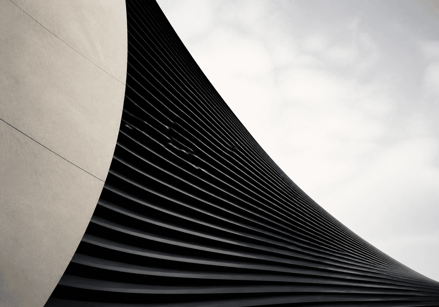 Architecture contemporaine illustrant la veille stratégique